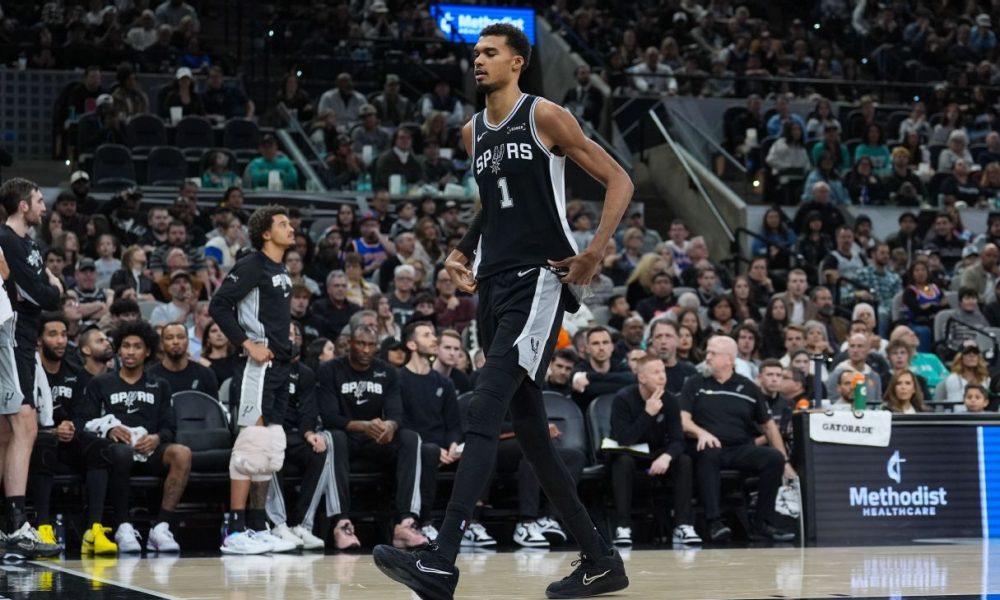 Sources: MRI comes back clean on Wemby's knee