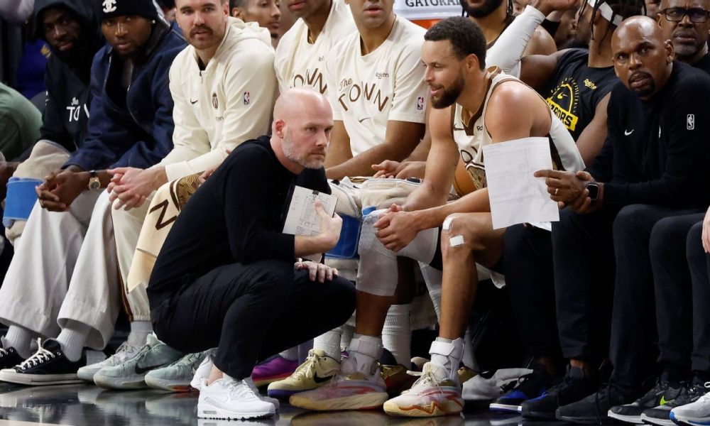 Warriors' Curry out vs. 76ers with 'runner's knee'