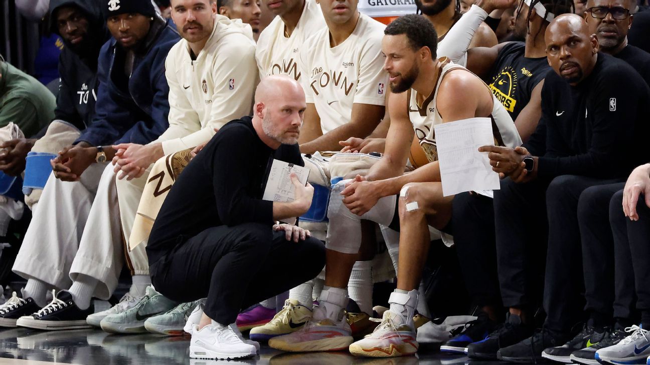 Warriors' Curry out vs. 76ers with 'runner's knee'