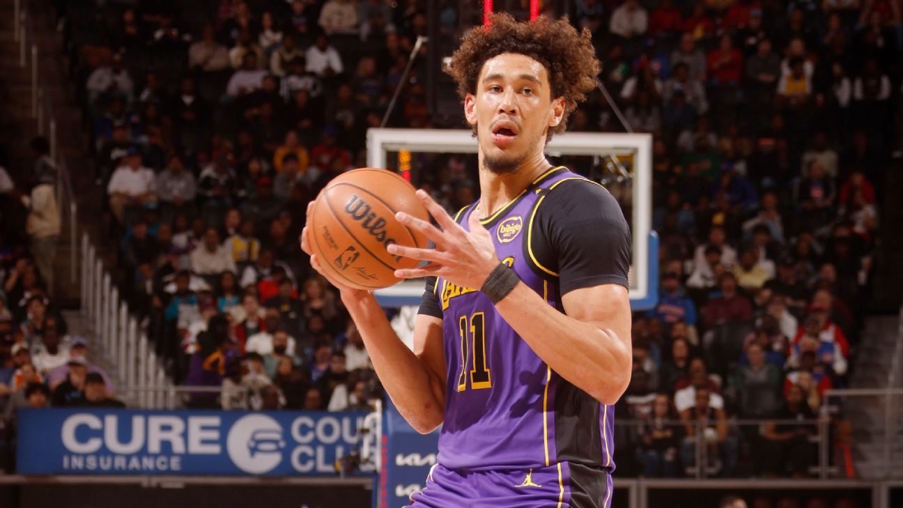 Lakers' Hayes suspended 1 game for mascot shove