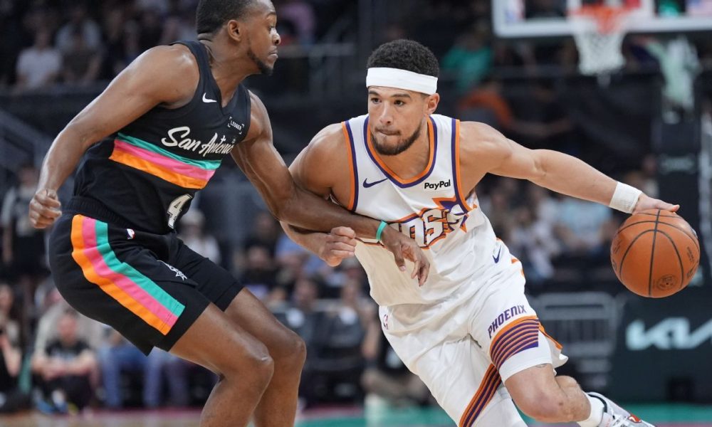 Booker leaves Suns' loss to Spurs with sore hip