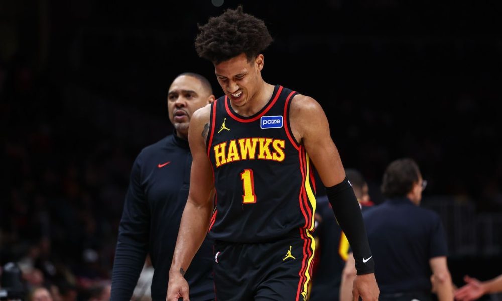 Hawks' Johnson exits with 1st-quarter hip injury