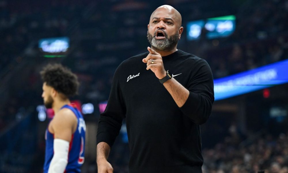 Blaring horn causes short delay in Pistons-Cavs