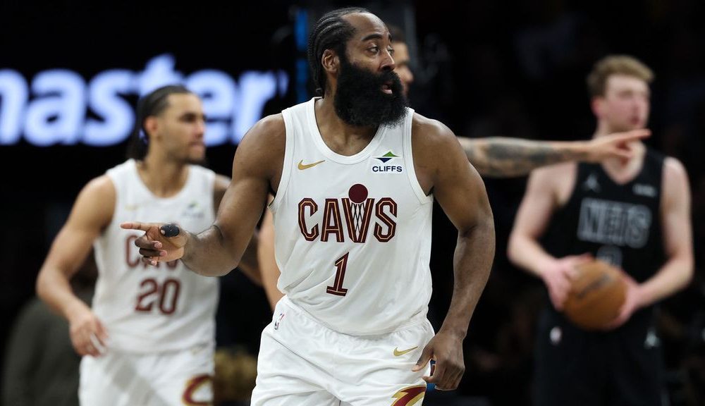 Harden, dealing with broken thumb, returns in win