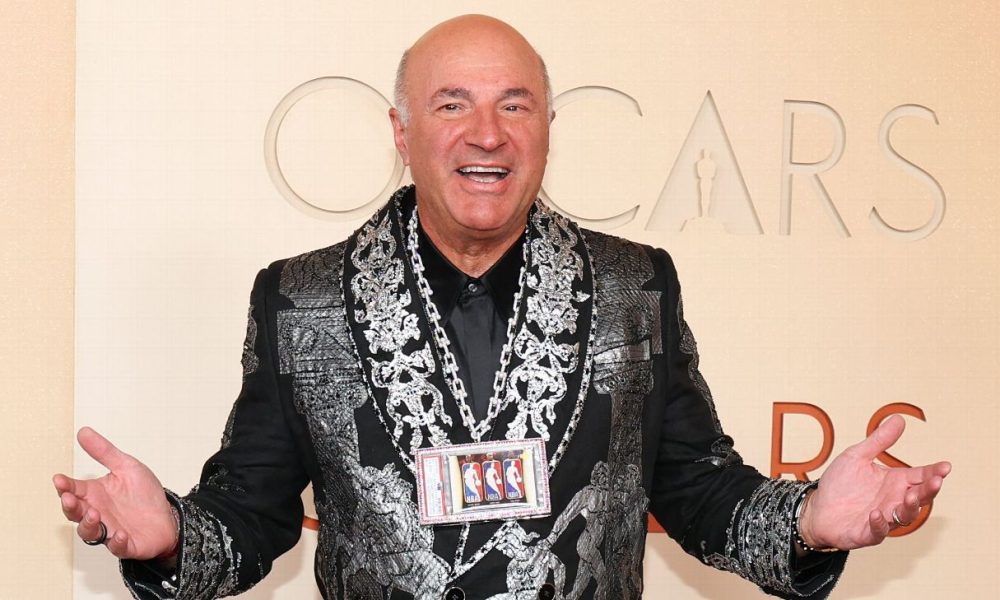Businessman Kevin O'Leary wears card featuring Jordan, Kobe, LeBron at Oscar's