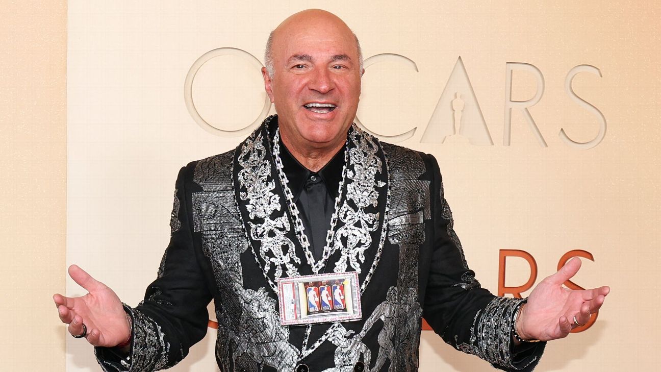 Businessman Kevin O'Leary wears card featuring Jordan, Kobe, LeBron at Oscar's
