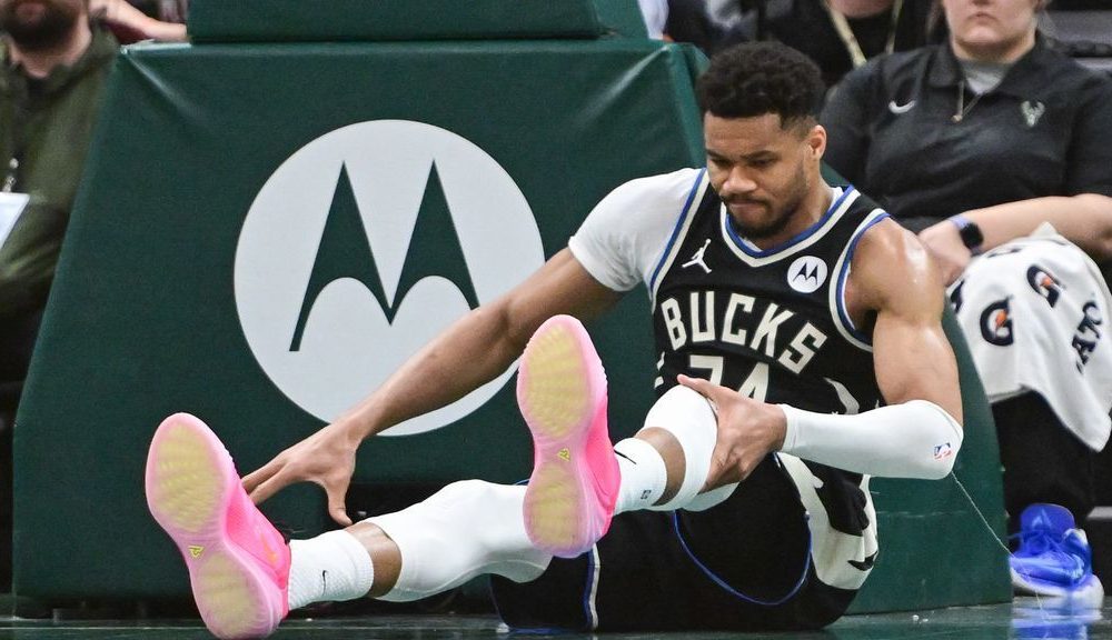 Giannis exits Bucks' win after awkward landing