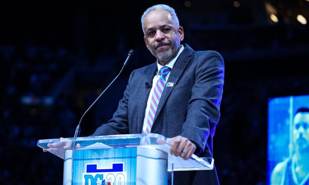 Dell Curry fights back tears as No. 30 retired