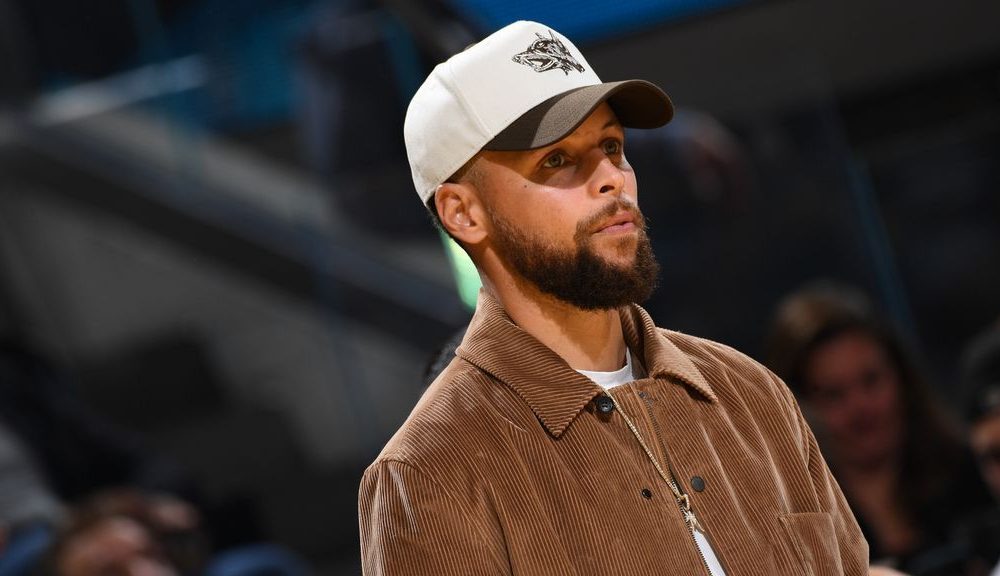 Curry, still rehabbing knee, out 'little longer'